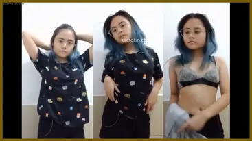 Cewek Gen Z Dada Rata Rambut Bondol Pap Lagi Mandi poster