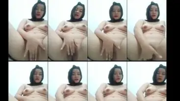 Cewek Jilbab Hitam Pulen Cantik Menikmati Colmek Mastrubasi poster