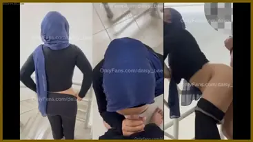 Daisy Bae Jilbab Tobrut Stape Di Tangga poster