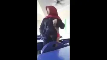 Dokumentasi Ukhti Hijab Merah Kacamata Kasur poster