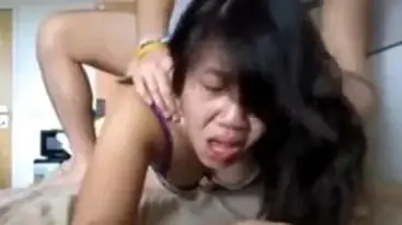 Gadis Cantik Pasrah Posisi Doggy Kasur Imut poster