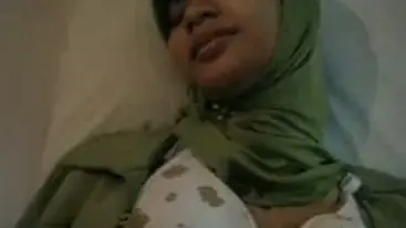 Ukhti Bu Guru Hijab Cantik Pasrah Goyang Kasur poster