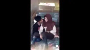 Ukhti Hijab Cantik Pasrah Goyang Kasur Bareng Pacar poster